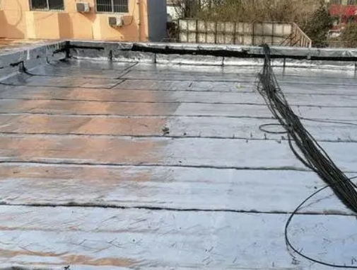 京口卫生间漏水维修公司分享下京口屋面楼顶防水刚性防水层施工要点。